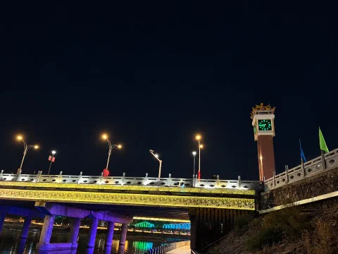 承德大桥桥头的四面钟,夜色中钟面泛着绿光